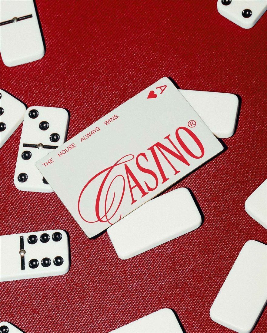 Seriöse Online Casinos in Österreich – Casino-Spielkarte auf rotem Tisch